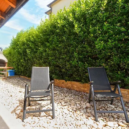 Mit Privatpool Fuer 5 Personen Ca 80 Qm In Liznjan, Istrien Suedkueste Von Istrien * Liznjan