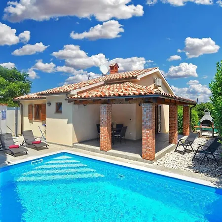 Mit Privatpool Fuer 5 Personen Ca 80 Qm In Liznjan, Istrien Suedkueste Von Istrien *
