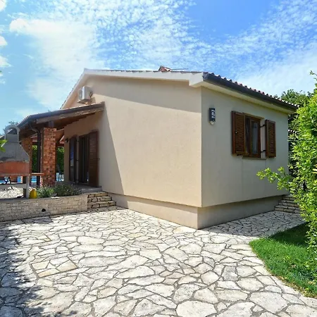 Mit Privatpool Fuer 5 Personen Ca 80 Qm In Liznjan, Istrien Suedkueste Von Istrien *