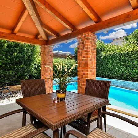 Mit Privatpool Fuer 5 Personen Ca 80 Qm In Liznjan, Istrien Suedkueste Von Istrien Holiday home *