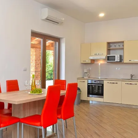 Mit Privatpool Fuer 5 Personen Ca 80 Qm In Liznjan, Istrien Suedkueste Von Istrien