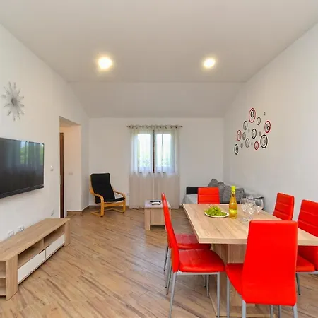 Holiday home Mit Privatpool Fuer 5 Personen Ca 80 Qm In Liznjan, Istrien Suedkueste Von Istrien *