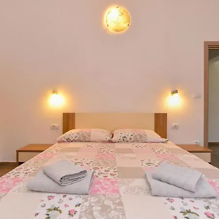 Mit Privatpool Fuer 5 Personen Ca 80 Qm In Liznjan, Istrien Suedkueste Von Istrien