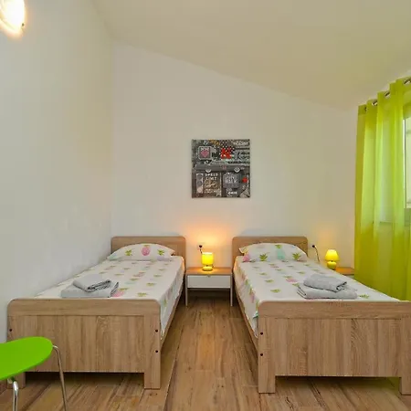 Mit Privatpool Fuer 5 Personen Ca 80 Qm In Liznjan, Istrien Suedkueste Von Istrien Holiday home