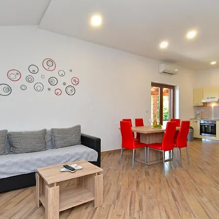 Holiday home Mit Privatpool Fuer 5 Personen Ca 80 Qm In Liznjan, Istrien Suedkueste Von Istrien *